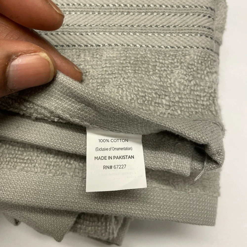 New Gray 5 pc towel set. 2 hand towels and 3 wash clothes.